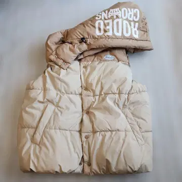Rodeo Co. 후드 로고 베이지 다운 베스트