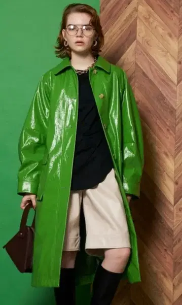 MAISON SPECIAL 비건 가죽 에나멜 스텐카라 코트 그린