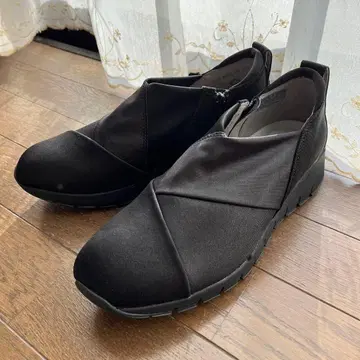 블랙 크로스 디자인 슬립온