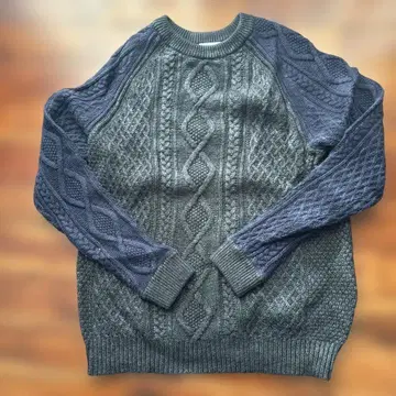 다크 그레이 네이비 케이블 니트 스웨터