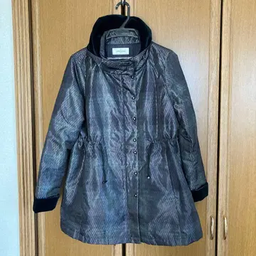 밀라 쇤의 코트