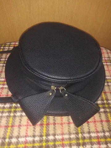 검은 모자 모양 라운드 숄더백