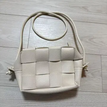 센스 오브 플레이스 화이트 숄더백