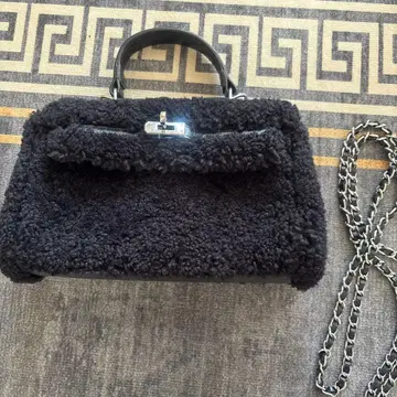 무스탕 블랙 백 체인 포함