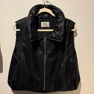 이번 시즌 신상 MARGAUX VINTAGE 가죽 베스트 마르고