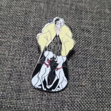 디즈니 101 크루엘라 핀 배지