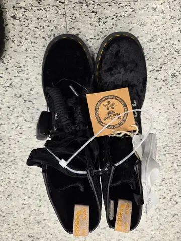 12월 1일 이후 발송 Dr. Martens 비건 가죽 하이컷 부츠