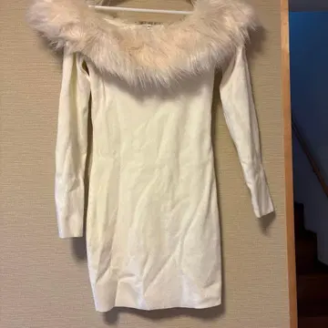 ROYALPARTY 화이트 인조 모피 부착 니트 원피스