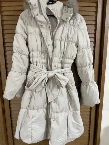 [ 새상품급 ] 로얄 파티 후드 부착 화이트 롱 코트