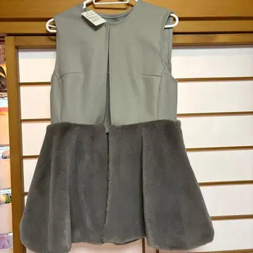 [택 포함 새상품] AMELY 퍼 포함 그레이 베스트 프리 사이즈