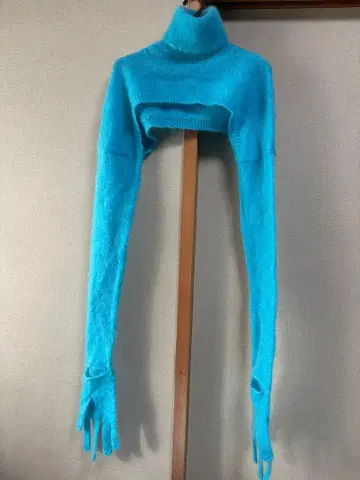 BOTTER 스카이블루 터틀넥 니트