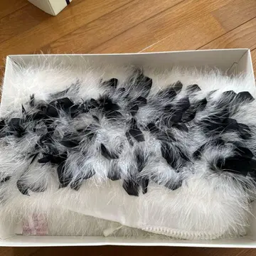 화이트와 블랙 페더 스톨 또는 숄