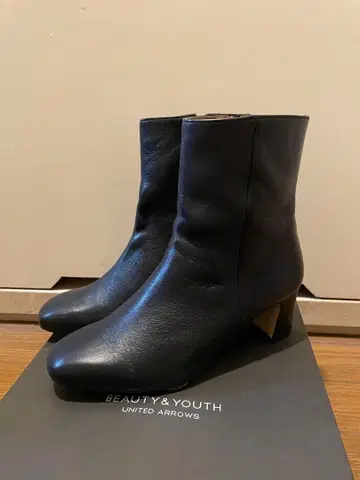 BEAUTY&YOUTH 블랙 가죽 부츠