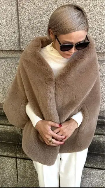 JENNE 리치 볼륨 퍼 케이프 베이지 [ 새상품 미사용 ]