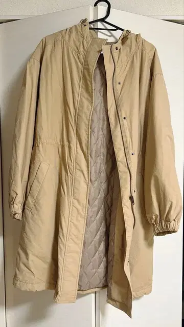 후드 부착 베이지 퀼팅 자켓