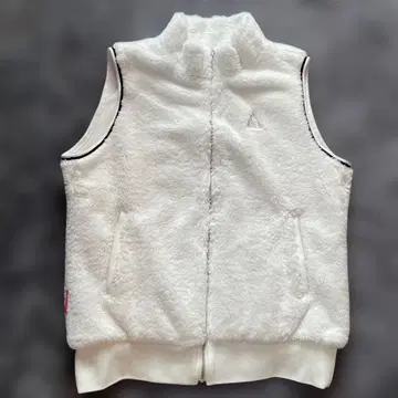 새상품급 르꼬끄 화이트 플리스 슬리브리스 베스트