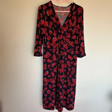 블랙 베이스에 빨간 꽃무늬 긴팔 원피스