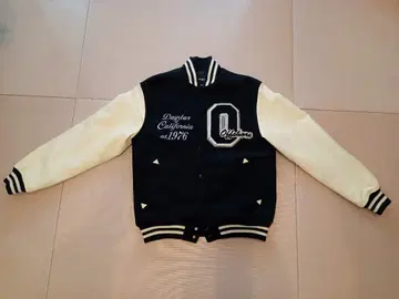 OFF SHORE 바시티 자켓 블랙 x 화이트(크림)