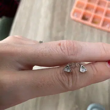 삼각형 스터드 귀걸이 실버색