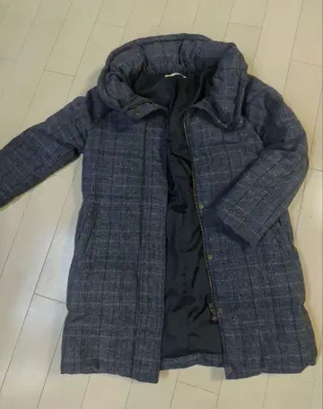 네이비 체크 무늬 다운 자켓