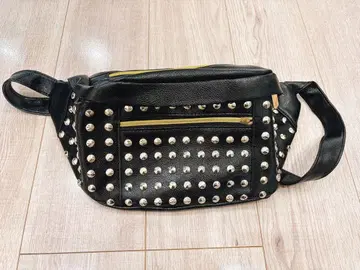 스터드 장식 바디백 블랙
