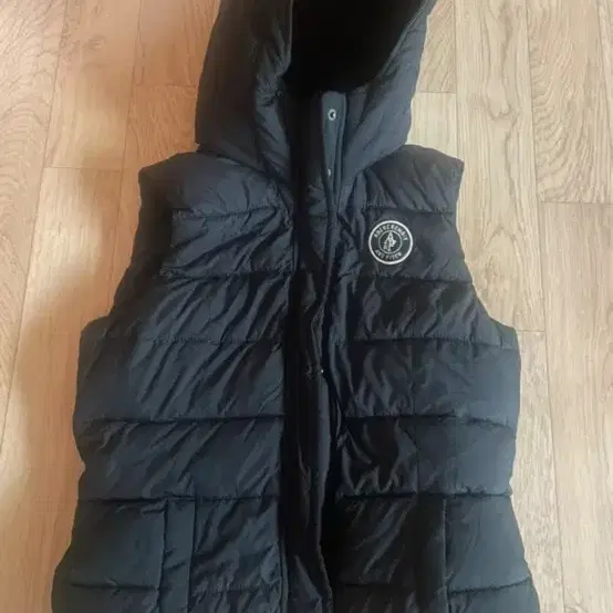 This is the Urbanic 30 Lodge Knit Vest. on Bunjang Global Site.