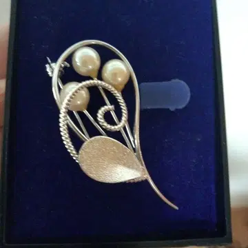 진주 브로치