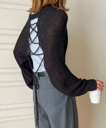 ISOOK 레이스업 백 블랙 크롭 니트