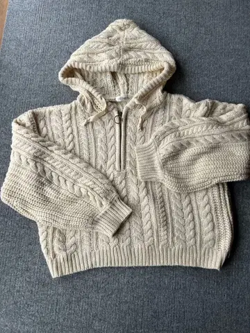 케이블 짜임 후드 부착 스웨터