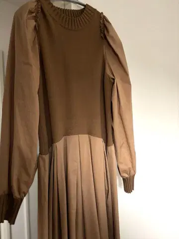 AMERI 브라운 이소재 원피스