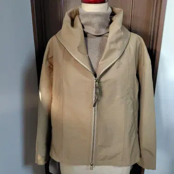 베이지 후드 부착 집업 자켓