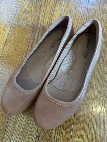 Clarks 가죽 베이지 플랫슈즈