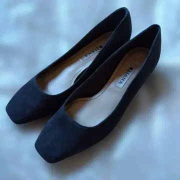 다이애나 다크 그레이 스웨이드 스퀘어토 로우힐 펌프스