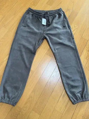 뉴에라 폴리 스웨이드 팬츠 올리브