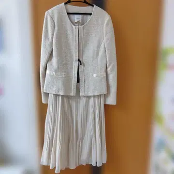 Style com 아이보리 자켓과 스커트 세트