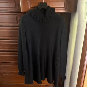 블랙 프릴 터틀넥 니트