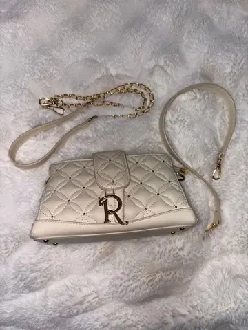 크림색 퀼팅 숄더백