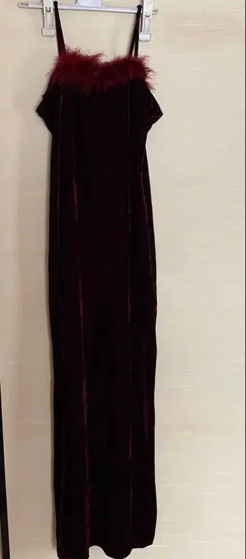 퍼 달린 버건디 벨벳 드레스