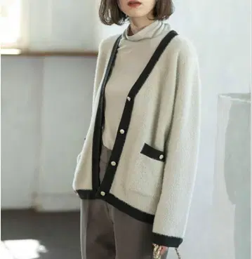 OPAQUE.CLIP 페더얀 배색 V넥 가디건