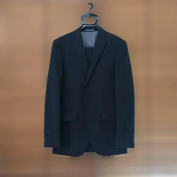 한 번 착용 블랙 스트라이프 수트 AOKI