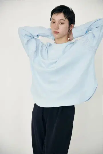 meer.SHOULDER SHIRRING TOP /BLE