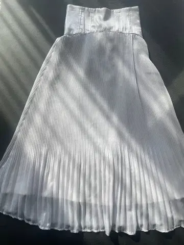 실버 화이트 플리츠 롱 스커트 샤이니 랩 스타일 스커트