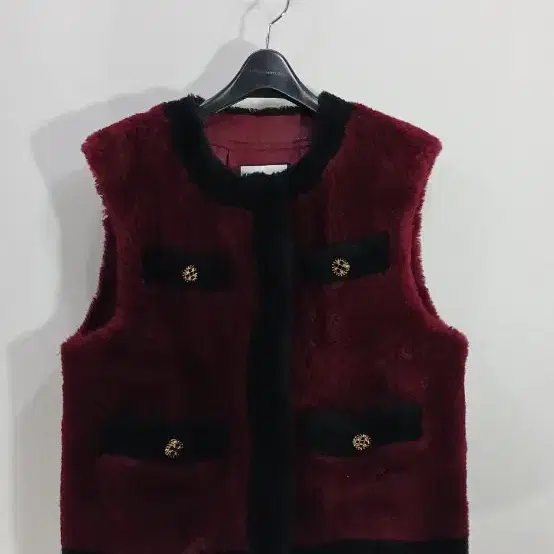 This is the Urbanic 30 Lodge Knit Vest. on Bunjang Global Site.