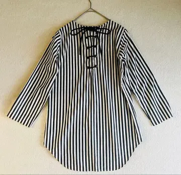 Whim Gazette 노카라 스트라이프 블라우스 등 레이스업