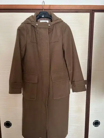 후드 부착 브라운 롱 코트