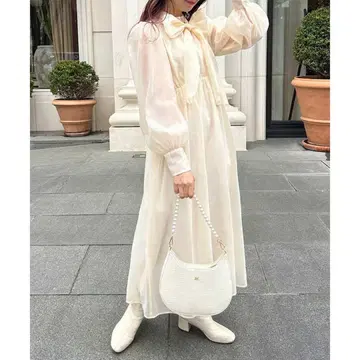 하나씩 이어지는 보타이 달린 원피스