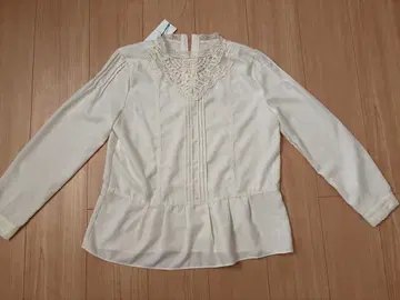 anyFAM 크림색 레이스 페플럼 블라우스