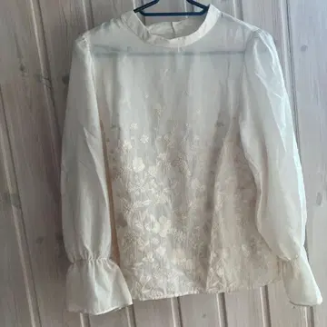 anatelier 자수 아이보리 긴팔 블라우스 38