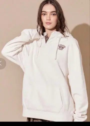 알리시아 스탠 화이트 후드 부착 맨투맨