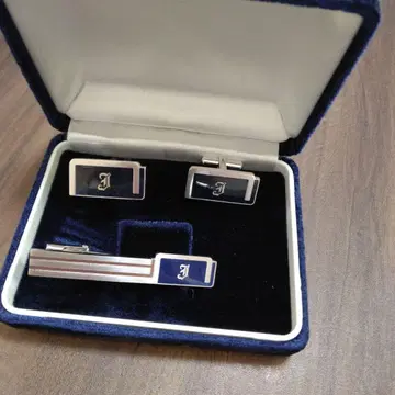 넥타이핀과 커프스 단추 세트